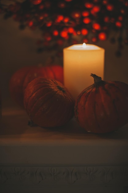 Belle citrouille citrouille sculptée orange souriante pour les vacances d'Halloween à l'intérieur de la maison de nuit