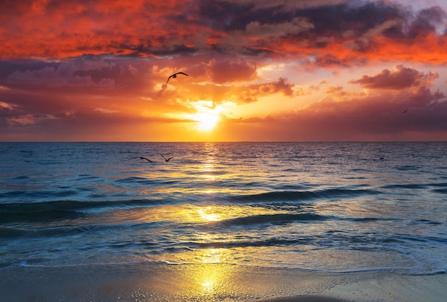 Belle cloudscape sur la mer au lever du soleil.