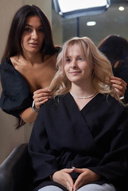 Photo belle coiffure de jeune femme après avoir teint les cheveux et fait des mèches dans un salon de coiffure