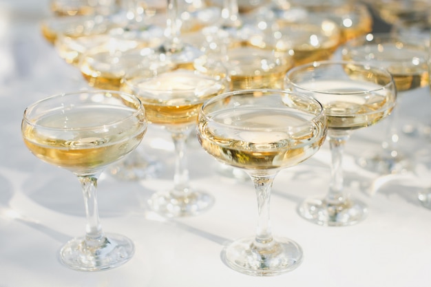 Belle colline avec champagne au Banquet pour les jeunes mariés.