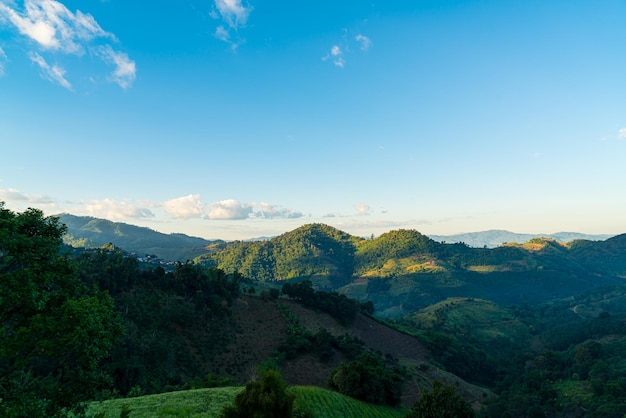 Belle colline de montagne avec ciel