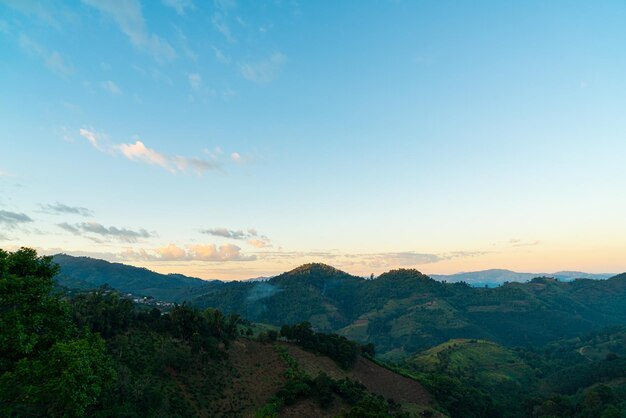 Photo belle colline de montagne avec le ciel