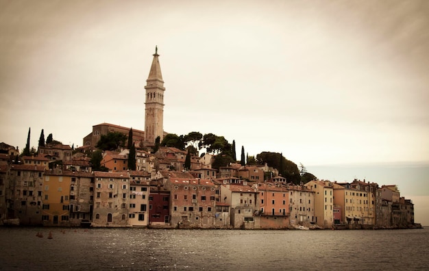 Belle et colorée petite ville de Rovinj. Maisons médiévales en pierre, ville européenne de Rovinj, Istrie, Croate