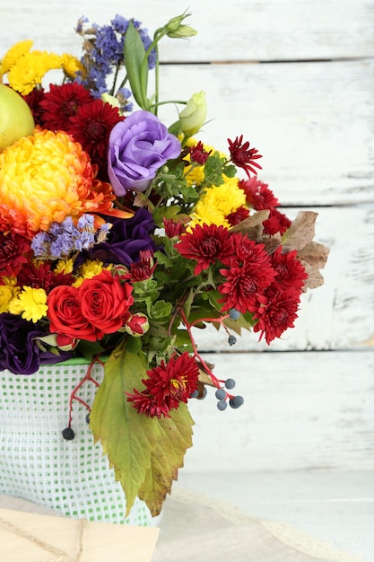 Belle composition d'automne dans un vase sur fond de bois de couleur