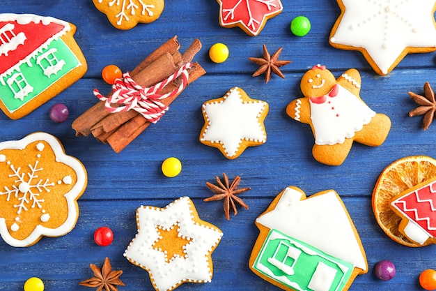 Belle composition avec des biscuits de Noël sur une surface en bois