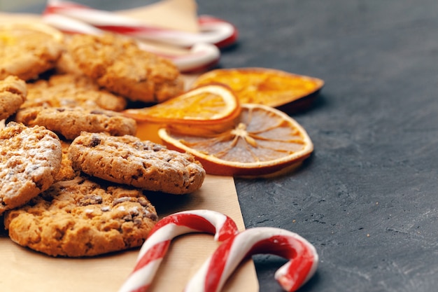 Belle composition de bonbons de Noël avec des décorations