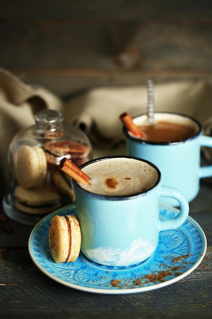 Belle composition avec cappuccino savoureux sur table en bois