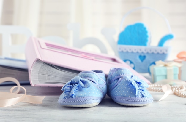 Belle composition avec chaussons bébé sur bois