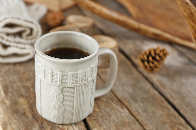 Belle composition d'hiver avec une tasse de boisson chaude