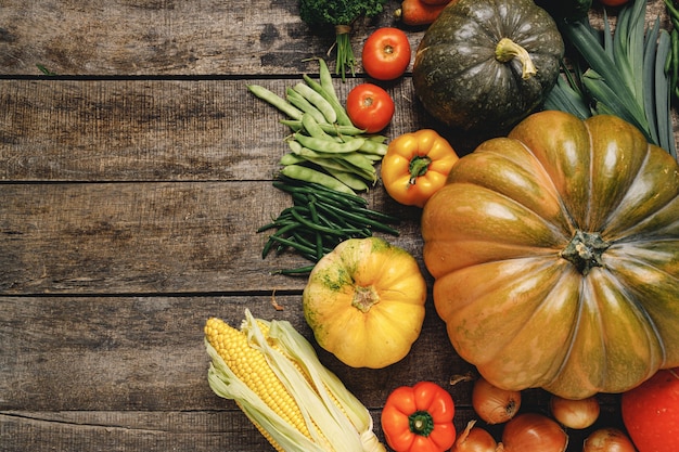 Belle composition avec des légumes d'automne sur une table en bois patiné