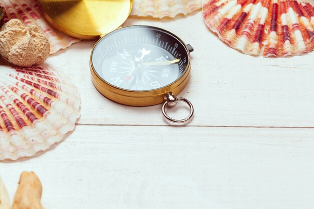 Belle composition de mer avec coquillages et boussole vintage