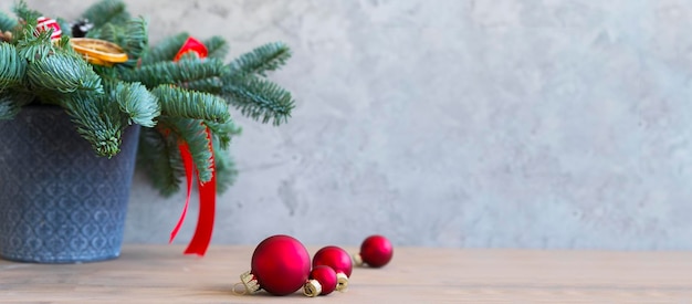 Photo belle composition de noël dans un pot et des boules pour le sapin de noël