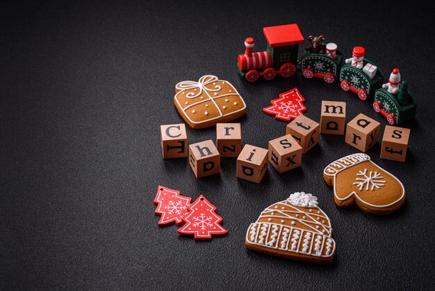 Photo belle composition de noël avec un espace de copie avec une inscription en cubes de bois