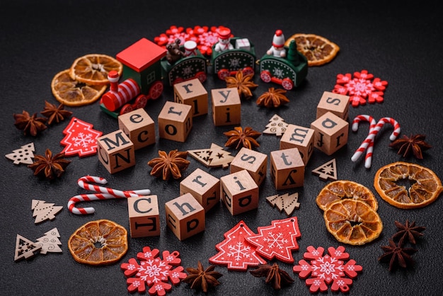 Photo belle composition de noël avec un espace de copie avec une inscription dans des cubes de bois