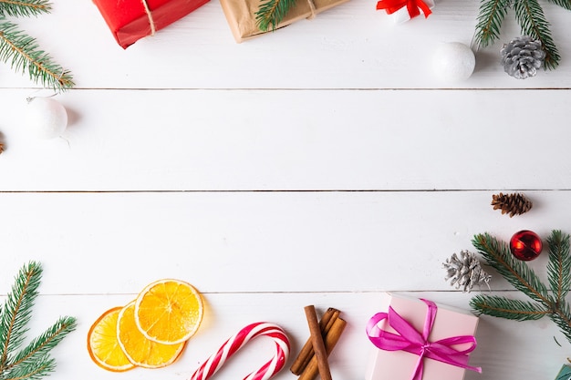 Belle composition de Noël sur fond blanc en bois