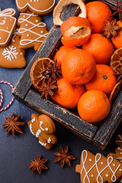 Belle composition de Noël de mandarines, de pain d'épice et d'anis étoilé