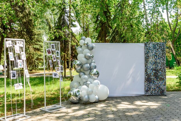 Belle composition pour une cérémonie de mariage à l'extérieur dans un parc au bord de l'océan. Cérémonie solennelle de peinture du marié et de la mariée