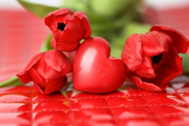 Belle composition romantique avec des fleurs fond Saint Valentin