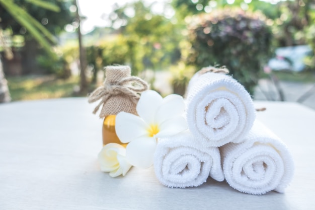 Belle composition de spa blanc serviette sur la table en bois.