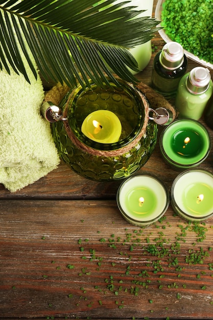 Belle composition de spa avec des bougies sur la table se bouchent