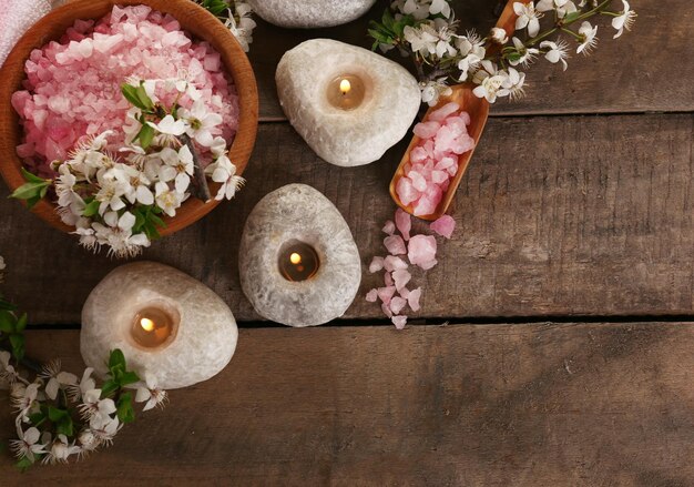 Belle composition de spa avec des fleurs de printemps sur fond de bois