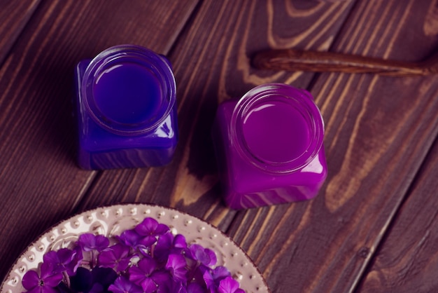 Belle composition de spa Objets cosmétiques pour les procédures de spa Nature morte au spa violet