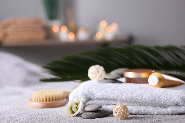 Belle composition spa de serviettes et accessoires de spa