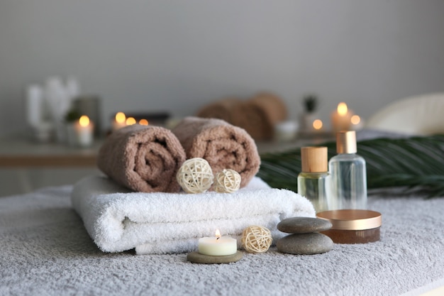 Belle composition spa de serviettes et accessoires de spa