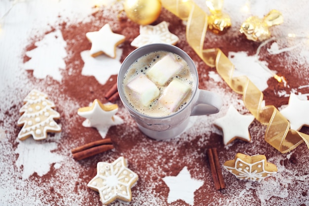 Belle composition avec tasse de cacao et biscuits de Noël