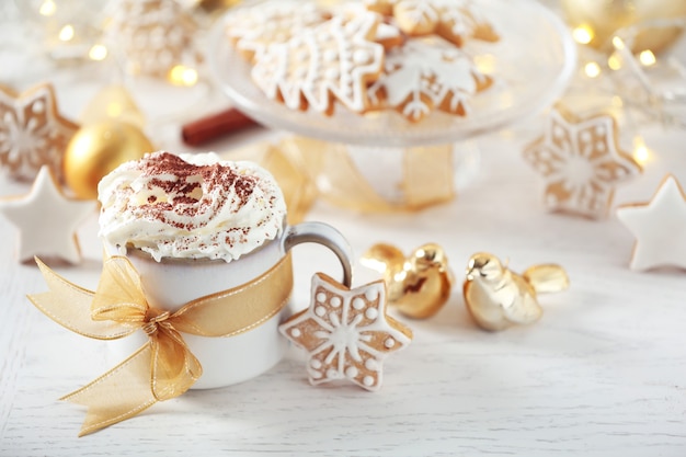 Belle composition avec tasse de cappuccino et biscuits de Noël