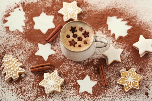 Belle composition avec tasse de cappuccino et biscuits de Noël