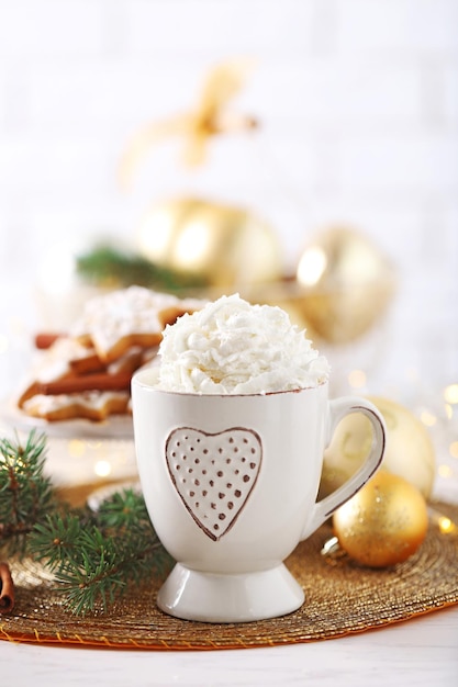 Belle composition avec tasse de cappuccino et biscuits de Noël