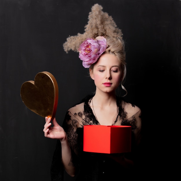 Belle comtesse blonde avec une boîte en forme de coeur