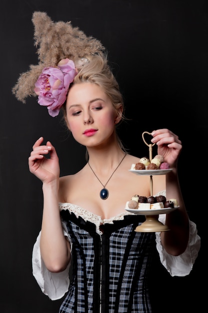 Photo belle comtesse blonde avec des bonbons au chocolat