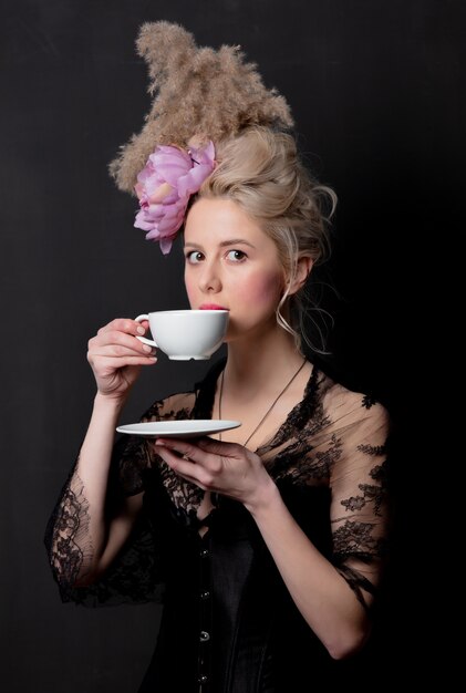 Belle comtesse blonde avec une tasse de thé