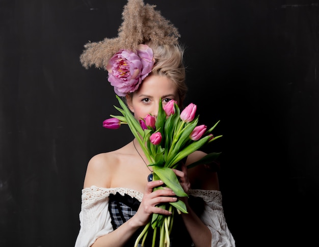 Belle comtesse blonde avec des tulipes