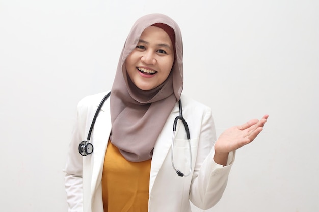 Belle et confiante médecin musulmane asiatique portant le hijab debout et souriant joyeusement