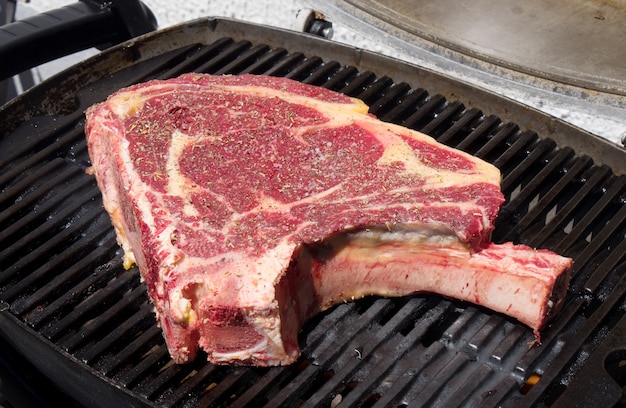 Belle côte de boeuf à cuire au barbecue