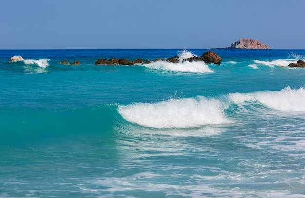 Belle côte d'été de Lefkada et vagues de surf, Grèce, mer Ionienne