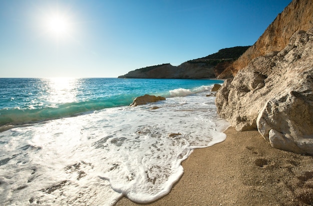 Belle côte d'été plage de Porto Katsiki sur la mer Ionienne (Lefkada, Grèce) avec soleil dans le ciel et vague