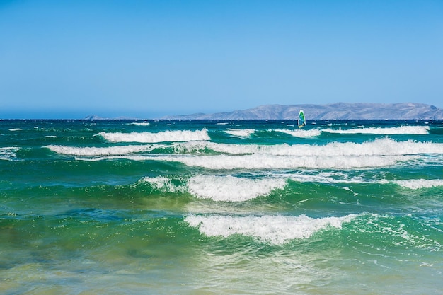 Belle côte sur l'île de Crète, Grèce. Plage tropicale avec eau turquoise et grosses vagues