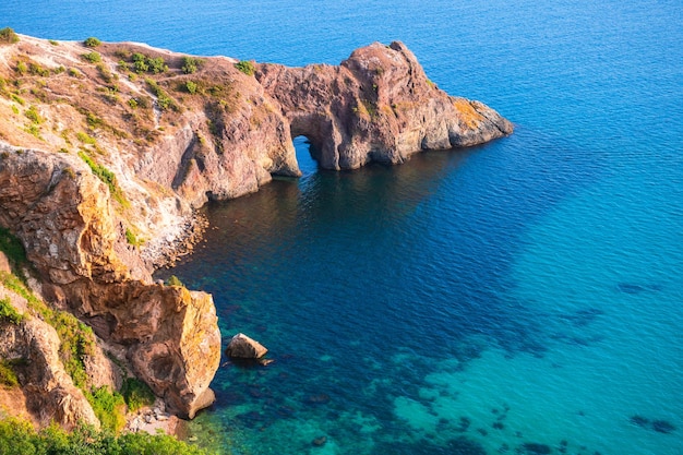 Belle côte maritime aux eaux turquoises et aux rochers du cap Fiolent, en Crimée. Paysage marin d'été, destination de voyage célèbre