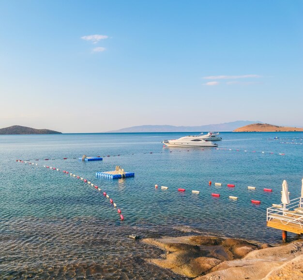 Belle côte méditerranéenne avec des montagnes d'îles et des yachts dans la mer bleue