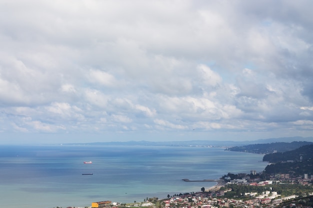 Belle côte de la mer bleue de Batoumi sur fond de nuages blancs Cirrus. Périple.