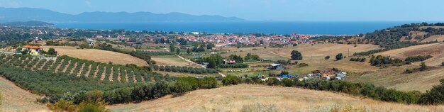 Belle côte de la mer d'été Halkidiki Grèce