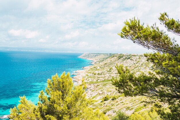 Belle côte de la mer près du village de Majorque