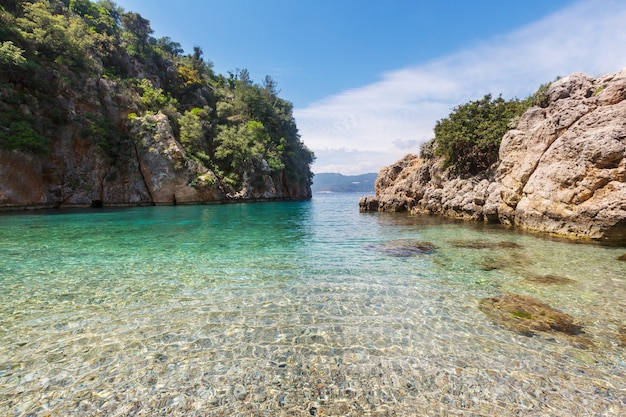 Belle côte de la mer en Turquie