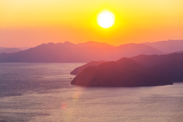 Belle côte de la mer en Turquie