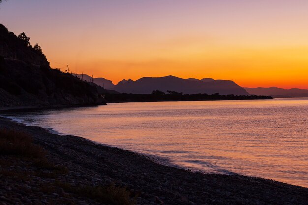 Belle côte de la mer en Turquie