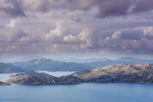 Belle côte de la mer en Turquie